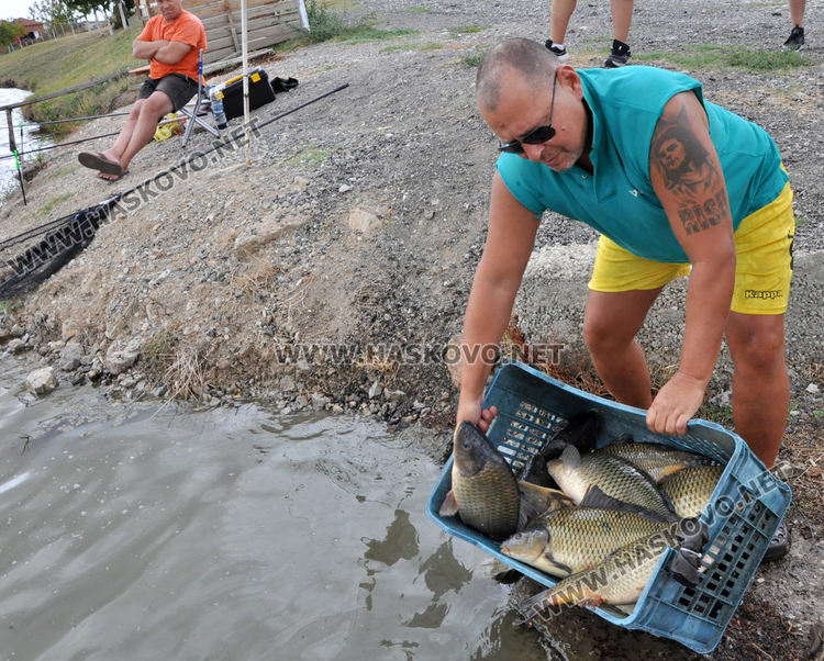 28-килограмов толстолоб и 18-килограмови амури вадят от язовира край Конуш