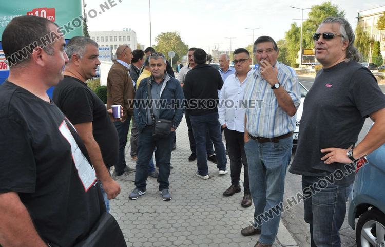 Автоинструктори от Хасково и Кърджали тръгнаха към София на протест