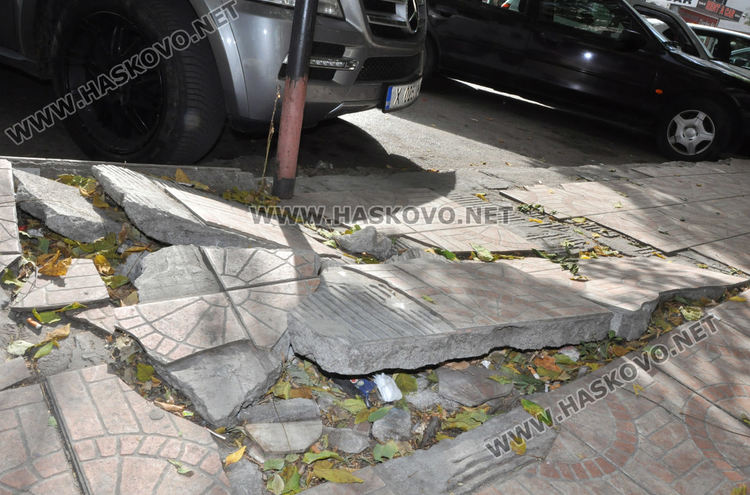 Хасковлийка: Пешеходци чупят ръце и крака на разбит тротоар до автогарата