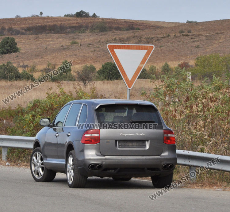 Порше със свалени номера