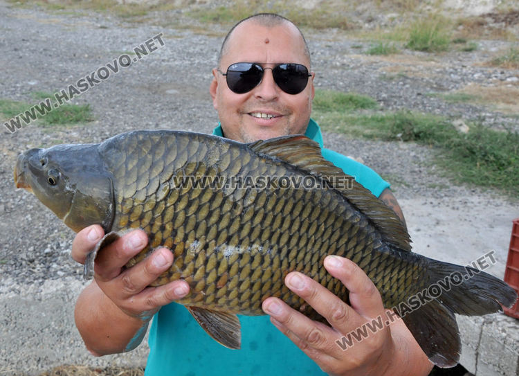 28-килограмов толстолоб и 18-килограмови амури вадят от язовира край Конуш