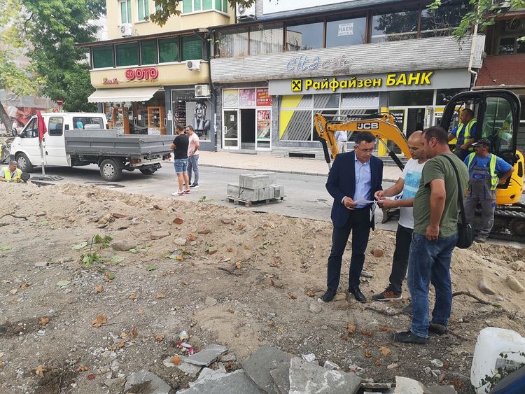 Обновяват тротоари и улично осветление в централната част на Кърджали