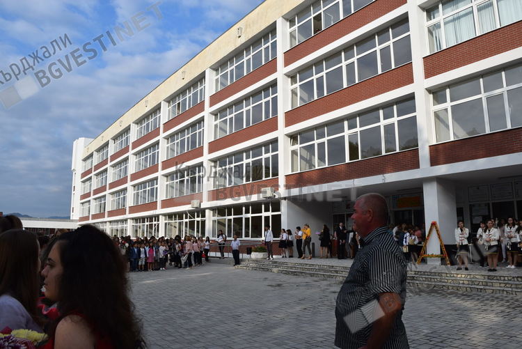 Затвориха повторно Езиковата гимназия за дезинфекция, още един ученик вирусоносител