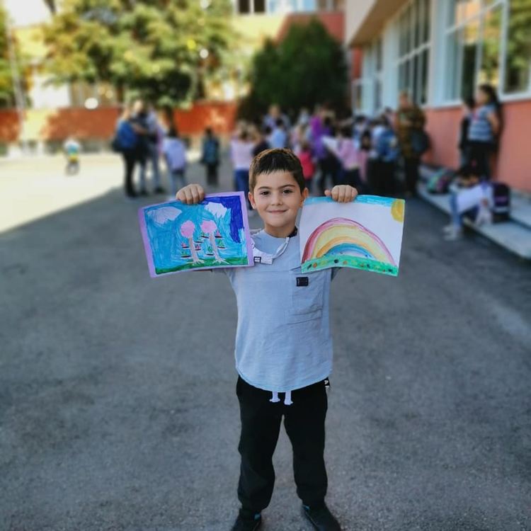 Първолаци с благотворителен базар за набиране на средства за люлка-везна в Димитровград