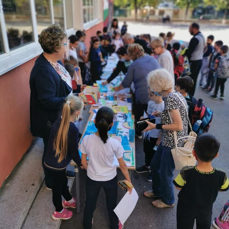 Първолаци с благотворителен базар за набиране на средства за люлка-везна в Димитровград