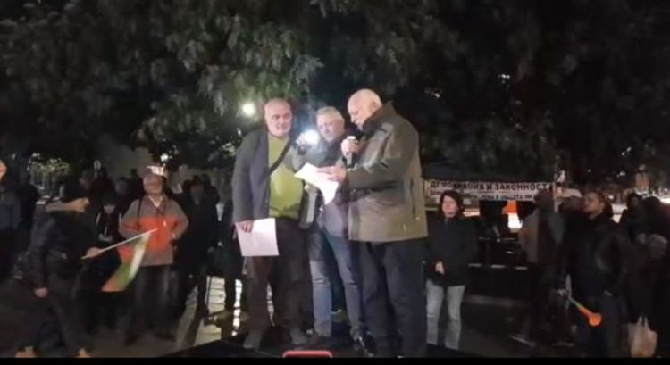 Ден 92: Протестът аплодира резолюцията на Европарламента 