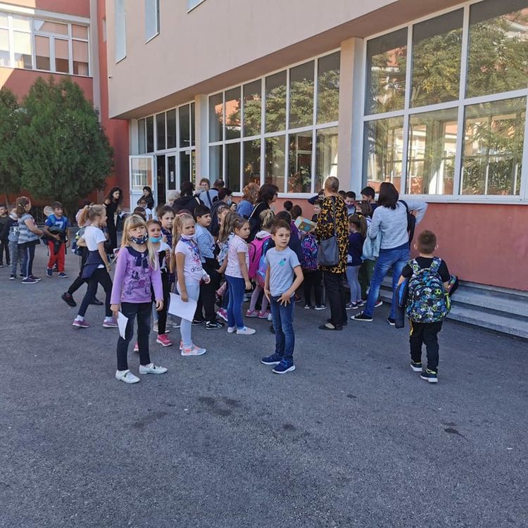 Първолаци с благотворителен базар за набиране на средства за люлка-везна в Димитровград