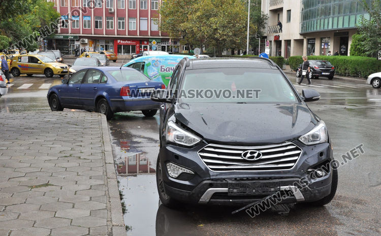 Мъж пострада при катастрофа между Фолксваген и Хюндай до Първа поликлиника