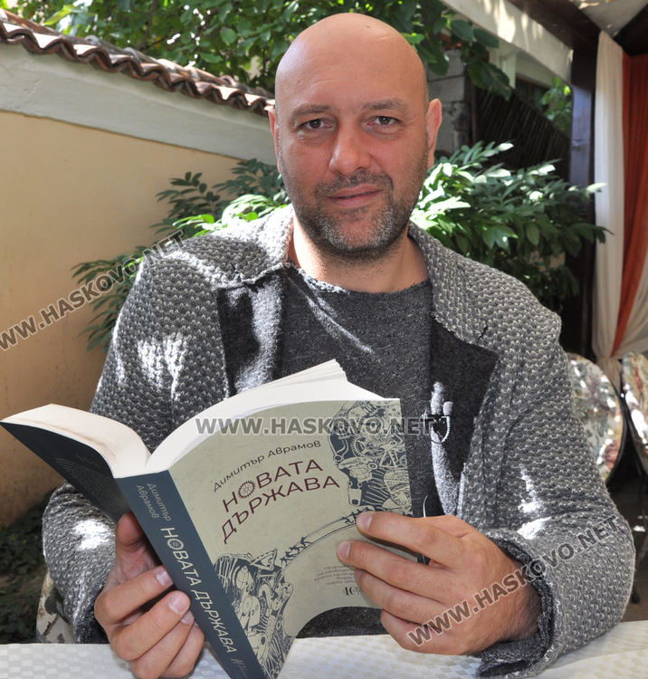 Димитър Аврамов: Хората трябва да ограничават властта така, че политиците да не се превръщат в акули