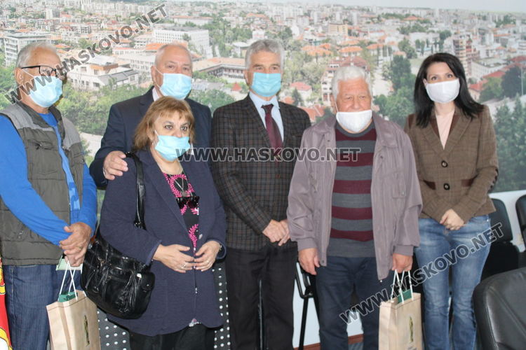 Посрещнаха в Общината  запасните офицери от випуск 1969 