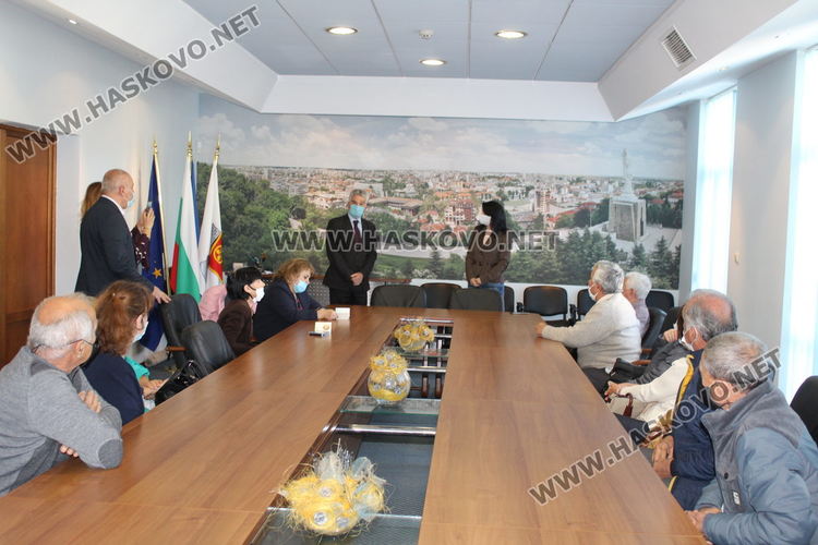 Посрещнаха в Общината  запасните офицери от випуск 1969 