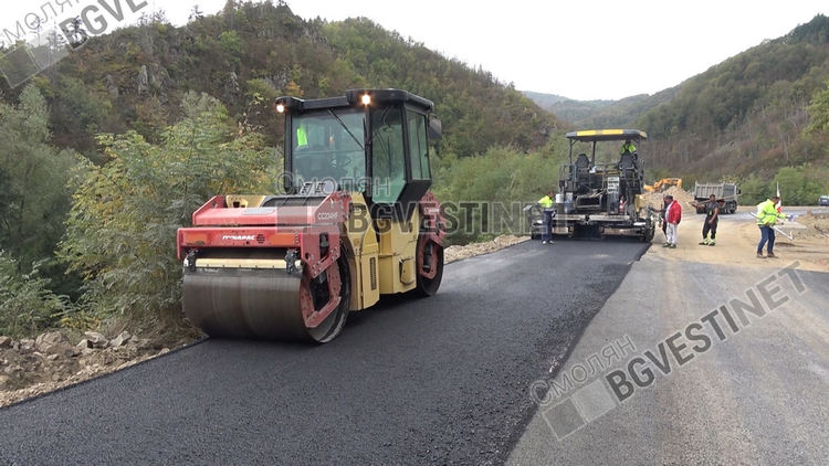 Ремонтират общо 55 километра републикански пътища в областта. Асфалтира се отсечката Средногорци-Рудозем