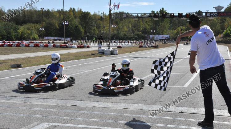 &bdquo;Звездният тим&ldquo; стъпи на почетната стълбицата на 24-часовия картинг маратон