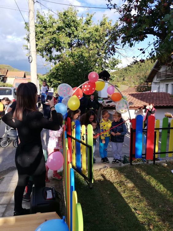 18 малчугани се радват на нова детска площадка в Смилян, построиха я родителите им