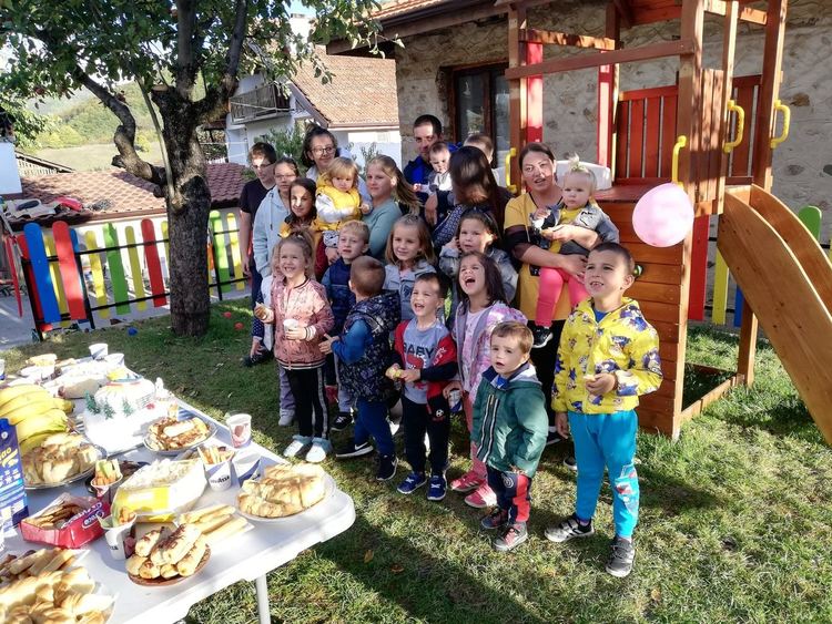 18 малчугани се радват на нова детска площадка в Смилян, построиха я родителите им