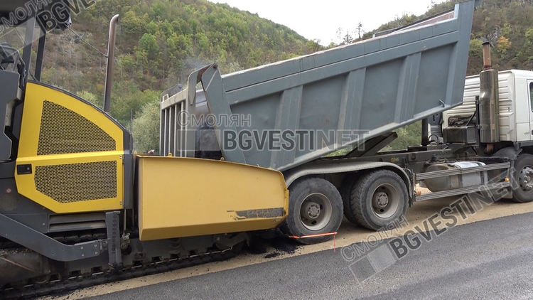 Ремонтират общо 55 километра републикански пътища в областта. Асфалтира се отсечката Средногорци-Рудозем