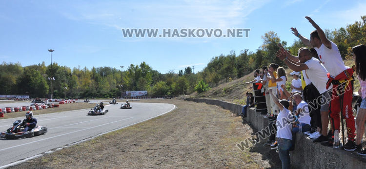 &bdquo;Звездният тим&ldquo; стъпи на почетната стълбицата на 24-часовия картинг маратон