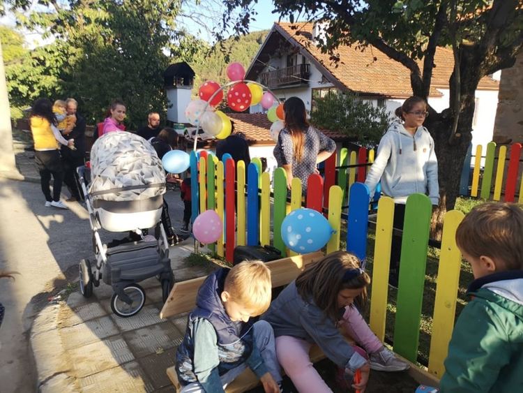 18 малчугани се радват на нова детска площадка в Смилян, построиха я родителите им