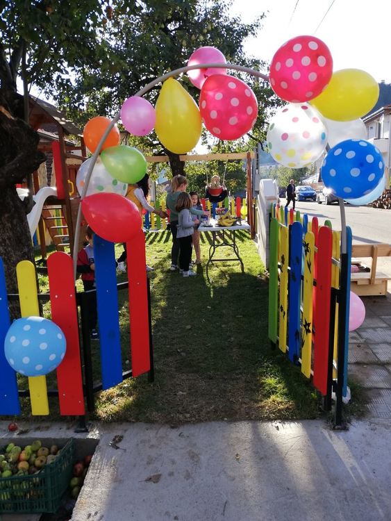 18 малчугани се радват на нова детска площадка в Смилян, построиха я родителите им