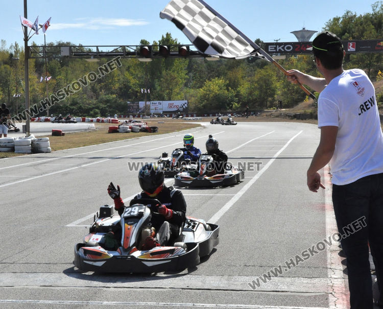 &bdquo;Звездният тим&ldquo; стъпи на почетната стълбицата на 24-часовия картинг маратон