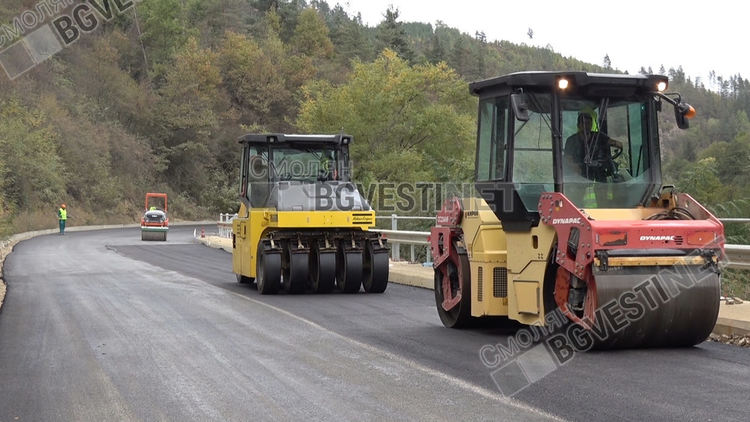 Ремонтират общо 55 километра републикански пътища в областта. Асфалтира се отсечката Средногорци-Рудозем