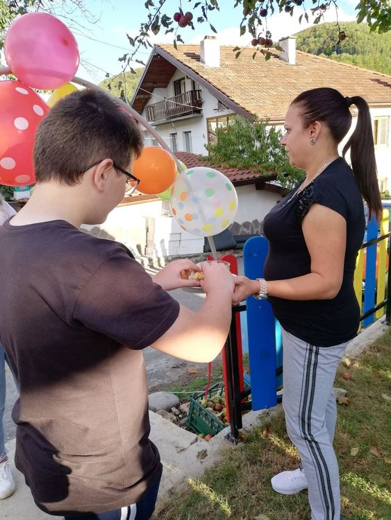 18 малчугани се радват на нова детска площадка в Смилян, построиха я родителите им