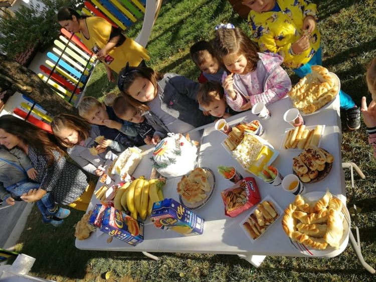 18 малчугани се радват на нова детска площадка в Смилян, построиха я родителите им