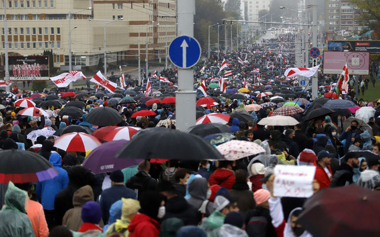 Стохиляден протест в Беларус, водни оръдия, зашеметяващи гранати и бой с палки
