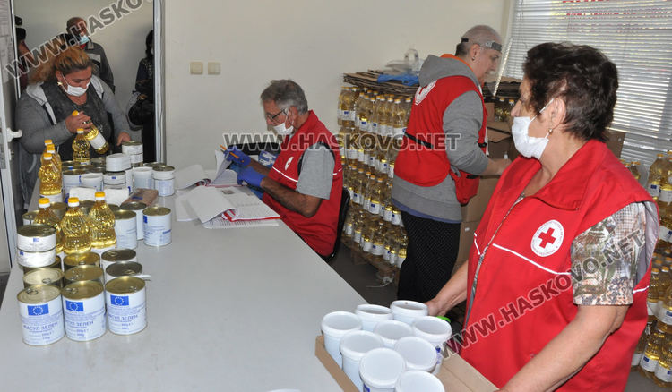 Хасковлии извиха опашка за помощи от БЧК пред пункта в „Република“