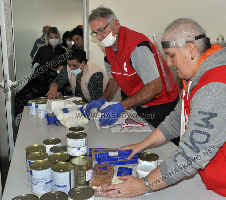 Хасковлии извиха опашка за помощи от БЧК пред пункта в „Република“