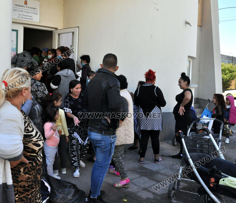 Хасковлии извиха опашка за помощи от БЧК пред пункта в „Република“