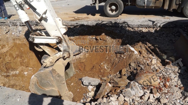 Официална "първа копка" на втория воден цикъл. Копаенето вече започна