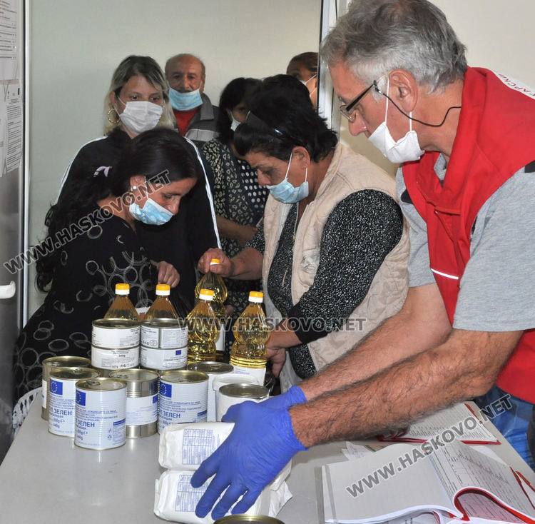 Хасковлии извиха опашка за помощи от БЧК пред пункта в „Република“