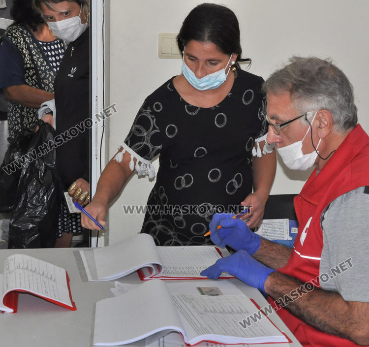 Хасковлии извиха опашка за помощи от БЧК пред пункта в „Република“