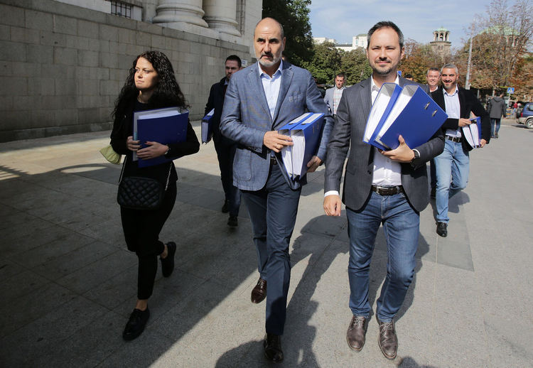 Цветан Цветанов внесе документите за регистрация на партията си