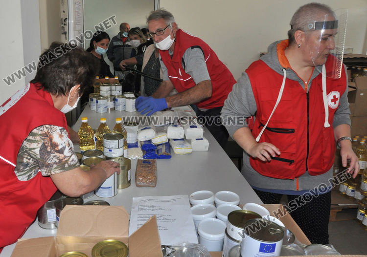 Хасковлии извиха опашка за помощи от БЧК пред пункта в „Република“