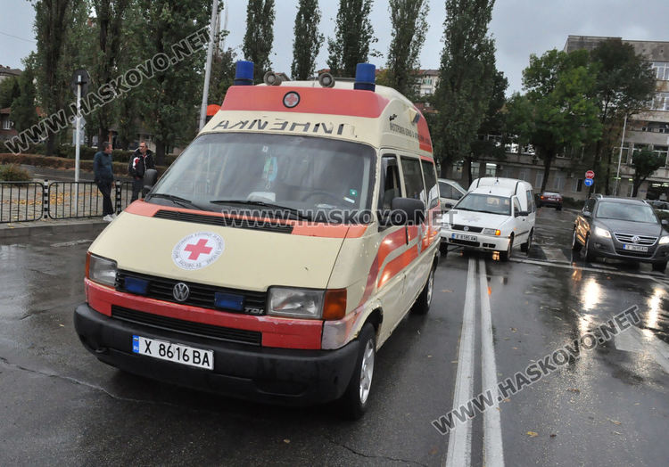 Линейка с аварирал автомобил на МБАЛ не спряха на знак Стоп и предизвикаха катастрофа