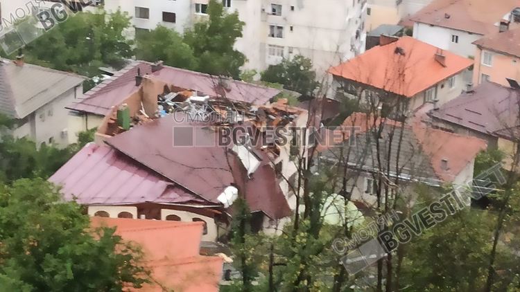 Истинска буря вилнее в Смолян и региона, отнесе покривите на две къщи