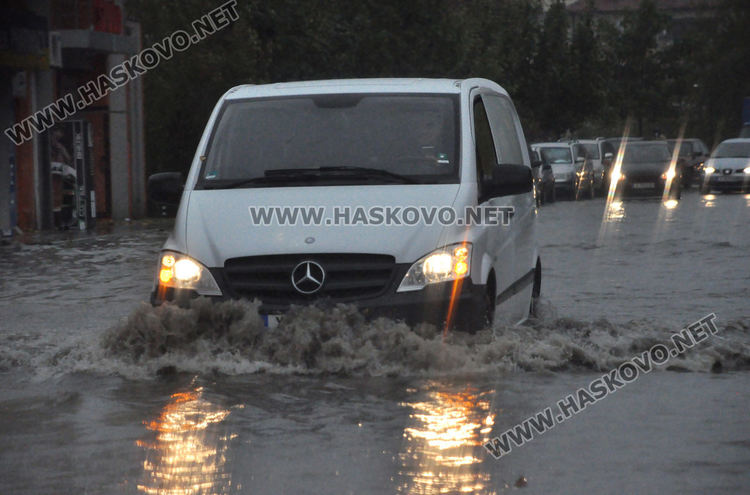 Силен щорм с гръмотевична буря и порой застигна Хасково