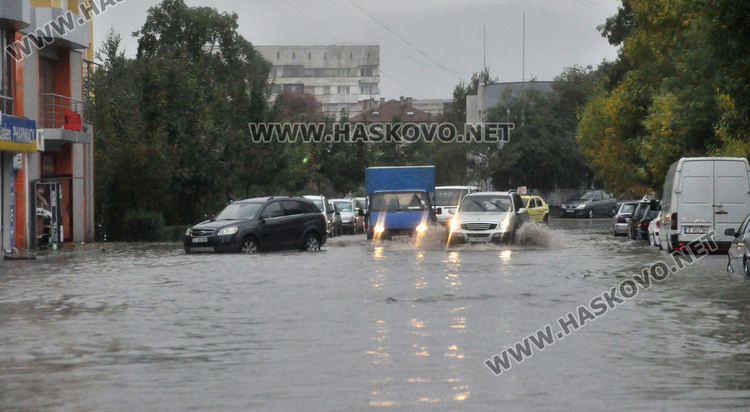 Силен щорм с гръмотевична буря и порой застигна Хасково