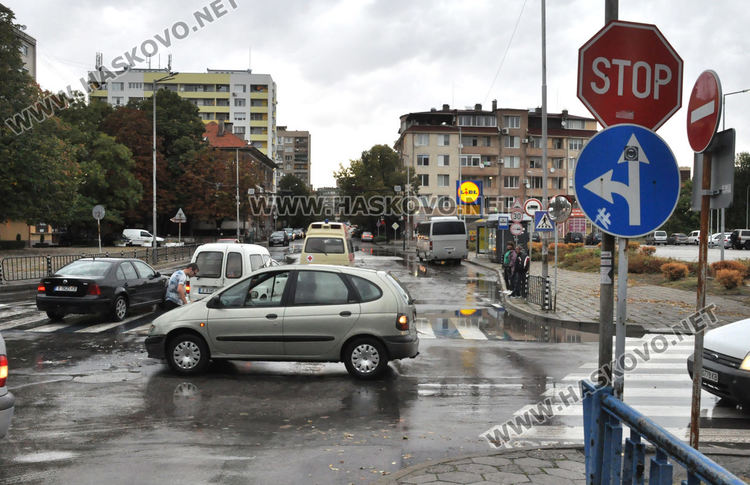 Линейка с аварирал автомобил на МБАЛ не спряха на знак Стоп и предизвикаха катастрофа