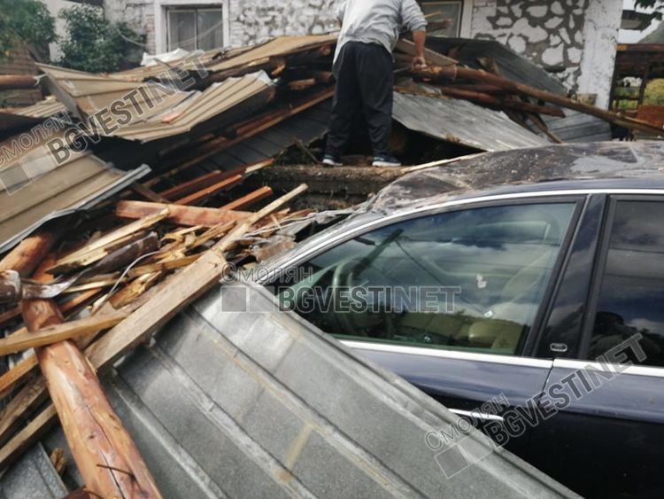 Семейство Кънчеви: Цял живот работихме за тази къща, вятърът я опустуши за минути / виж галерия от снимки/