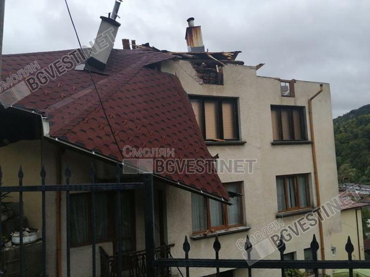 Семейство Кънчеви: Цял живот работихме за тази къща, вятърът я опустуши за минути / виж галерия от снимки/