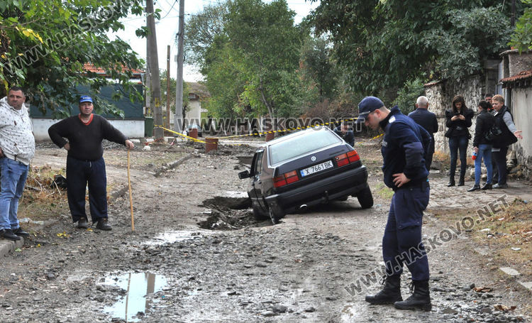 Кола пропадна в дупка в "Болярово" 