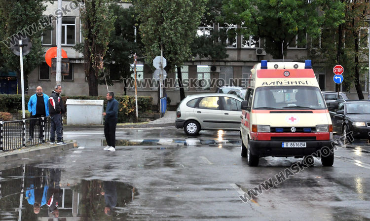 Линейка с аварирал автомобил на МБАЛ не спряха на знак Стоп и предизвикаха катастрофа