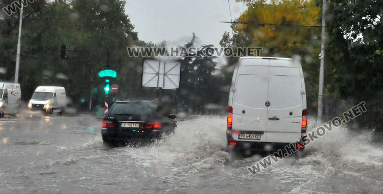 Силен щорм с гръмотевична буря и порой застигна Хасково
