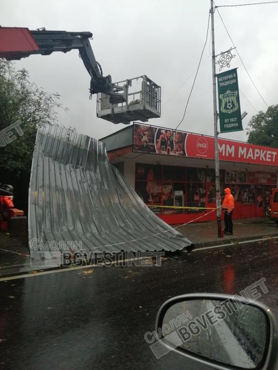 Истинска буря вилнее в Смолян и региона, отнесе покривите на две къщи