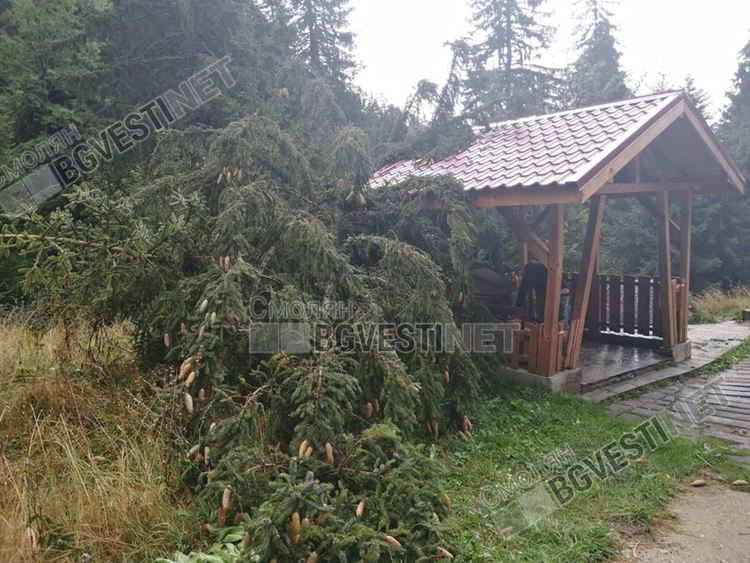 Семейство Кънчеви: Цял живот работихме за тази къща, вятърът я опустуши за минути / виж галерия от снимки/