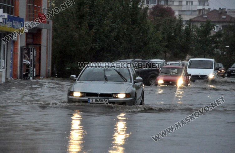 Силен щорм с гръмотевична буря и порой застигна Хасково