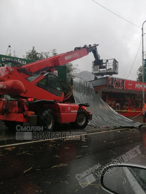Истинска буря вилнее в Смолян и региона, отнесе покривите на две къщи